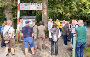 Read more about the article NaturFreunde Leverkusen feiern Nachbarschafts- und NaturFreundefest und vermitteln auf einer Exkursion den „Wald im Wandel“