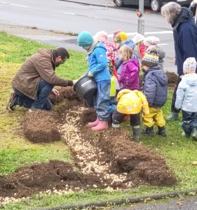 Mehr über den Artikel erfahren „Blaues Blütenband“ – Kita St. Michael