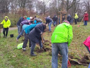 Mehr über den Artikel erfahren Gemeinschaftliche Pflanzaktion „Blaues Blütenband“ im Freizeitpark Langfort